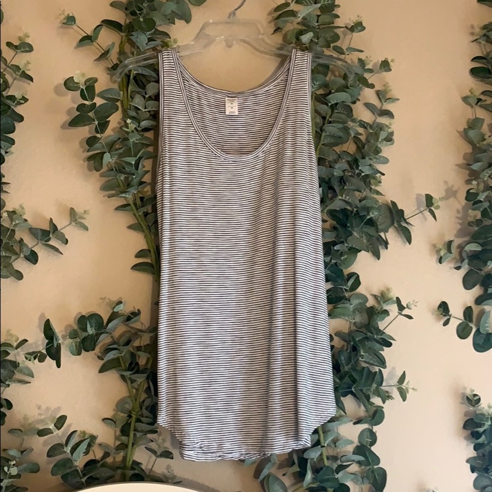 a stripped tank top 🖤🤍